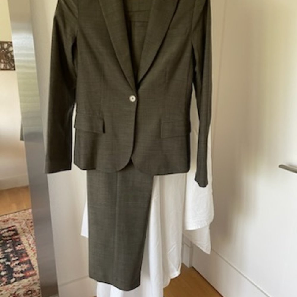 Theory, Size 8, Olive Green suit